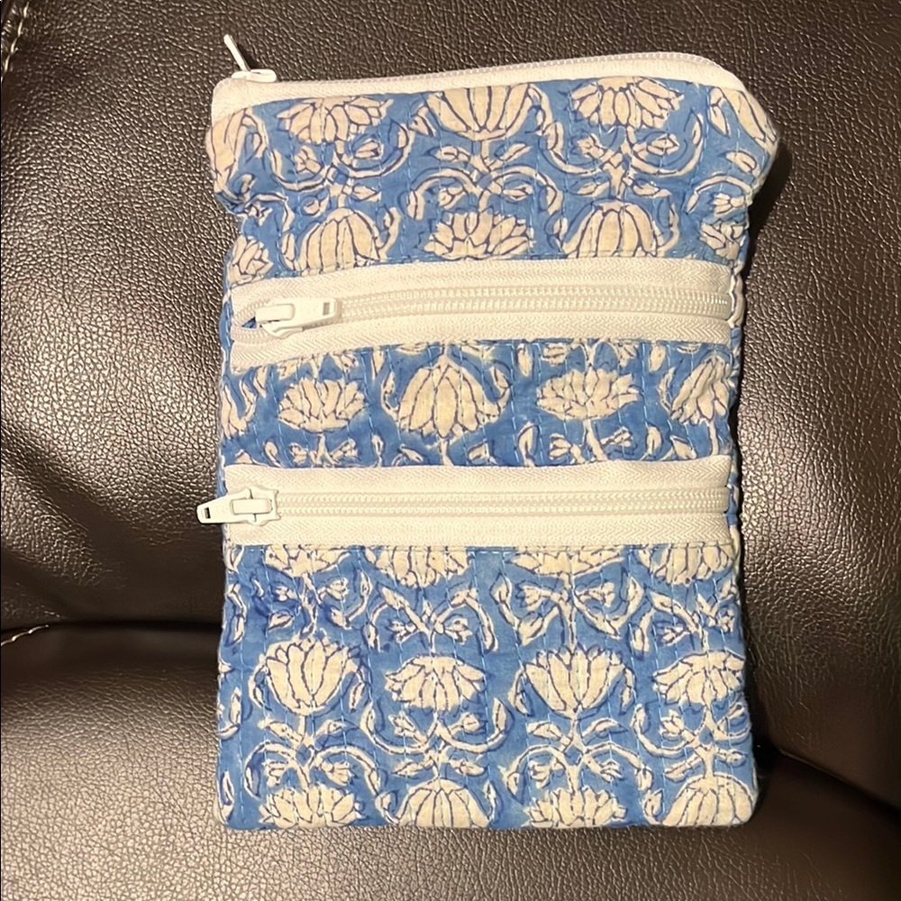 Blue Floral Quilted 3 Zip Golf Carry All Bag 6”x8” I LIKE NEW